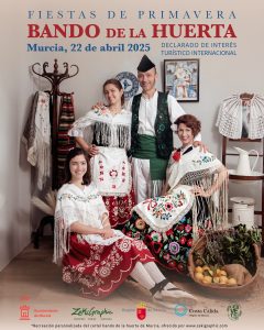 Fotografía de familia con trajes típicos de Murcia, capturando la tradición y el espíritu festivo del Bando de la Huerta.