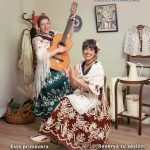 Cartel Bando de la huerta 2025. Grupo de personas vestidas con trajes regionales murcianos, mostrando la variedad y riqueza de la vestimenta tradicional en sesión de fotos grupal.