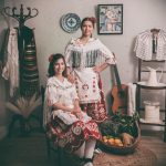 Retrato de huertana con traje regional murciano, mostrando los detalles del refajo, la camisa y los complementos tradicionales.