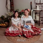 Retrato de huertana con traje regional murciano, mostrando los detalles del refajo, la camisa y los complementos tradicionales.