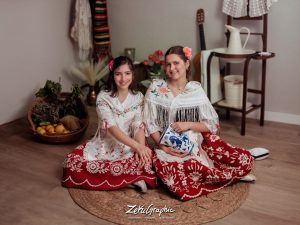 Retrato de huertana con traje regional murciano, mostrando los detalles del refajo, la camisa y los complementos tradicionales.