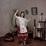 Fotografía de una niña con traje típico de Murcia, resaltando la belleza y elegancia de la vestimenta tradicional de huertana