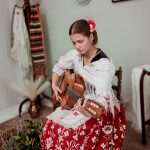 Retrato de huertana con traje regional murciano, mostrando los detalles del refajo, la camisa y los complementos tradicionales