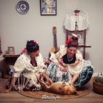 Perro vestido con complementos típicos de la huerta murciana, posando en sesión de fotos familiar del Bando de la Huerta.