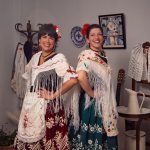 Mujeres vestidas con el traje tradicional de huertana de Murcia, con falda de colores vivos, delantal bordado y mantón, posando en sesión de fotos del Bando de la Huerta por las fiestas de primavera. Fotografo Murcia.