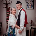 Pareja vestida con trajes tradicionales de huertano y huertana de Murcia, posando juntos en sesión de fotos del Bando de la Huerta.