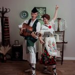 Pareja vestida con trajes tradicionales de huertano y huertana de Murcia, posando juntos en sesión de fotos del Bando de la Huerta.