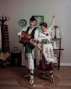 Pareja vestida con trajes tradicionales de huertano y huertana de Murcia, posando juntos en sesión de fotos del Bando de la Huerta.