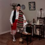 Hombre vestido con el traje tradicional de huertano de Murcia, con zaragüelles, faja y camisa blanca, posando en sesión de fotos reportaje temática del Bando de la Huerta.