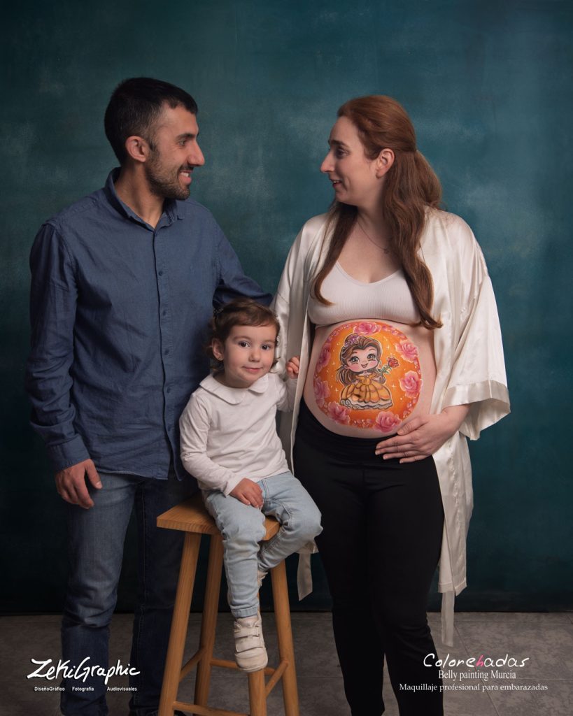 foto familiar de una embarazada con la barriga pintada con un dibujo en una sesión de fotos en Murcia