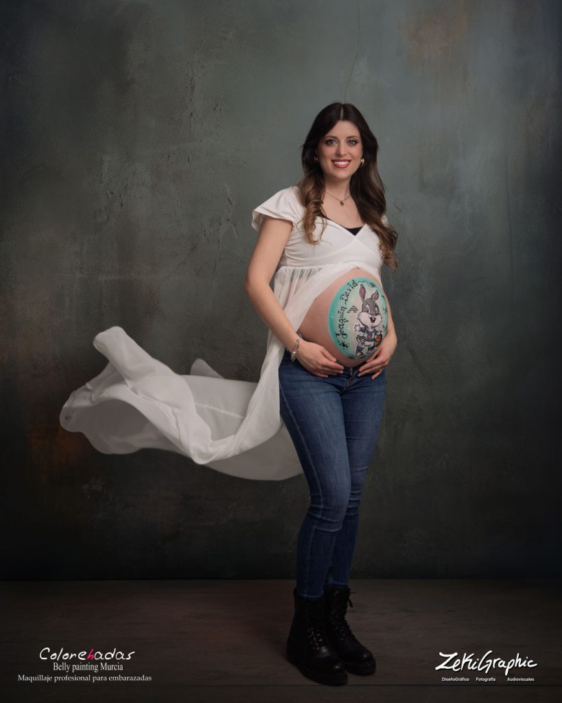 Mujer embarazada con dibujo pintado en la barriga. Sesion de fotos en Murcia