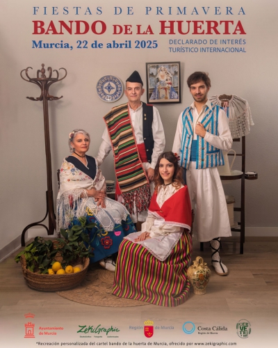 Cartel Bando de la huerta 2025. Grupo de personas vestidas con trajes regionales murcianos, mostrando la variedad y riqueza de la vestimenta tradicional en sesión de fotos grupal.