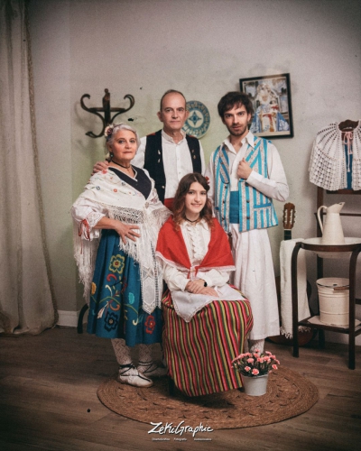 Fotografía de familia con trajes típicos de Murcia, capturando la tradición y el espíritu festivo del Bando de la Huerta. Reportaje de fotos.