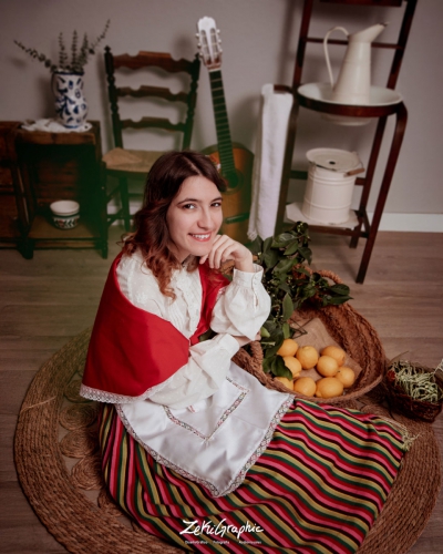 Retrato de huertana con traje regional murciano, mostrando los detalles del refajo, la camisa y los complementos tradicionales. Sesión de fotos reportaje fiestas de primavera.