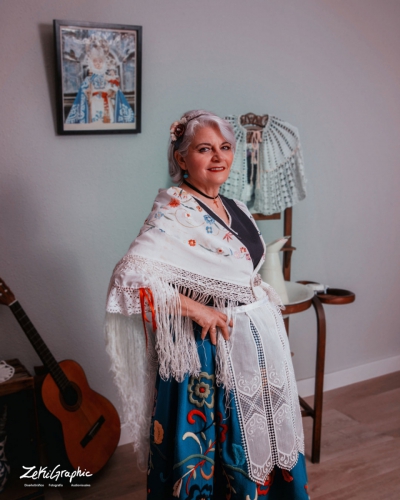 Fotografía de mujer con traje típico de Murcia, resaltando la belleza y elegancia de la vestimenta tradicional de huertana para una sesion de fotos