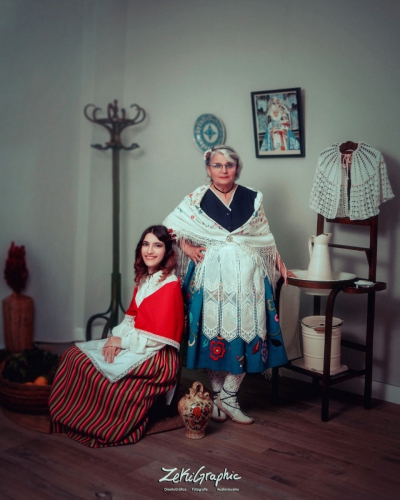 Mujeres vestidas con el traje tradicional de huertana de Murcia, con falda de colores vivos, delantal bordado y mantón, posando en sesión de fotos del Bando de la Huerta por las fiestas de primavera. Fotografo Murcia.