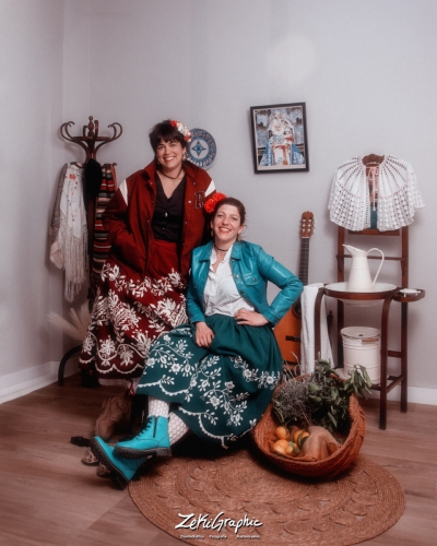 Mujeres vestidas con el traje tradicional de huertana de Murcia, con falda de colores vivos, delantal bordado y mantón, posando en sesión de fotos del Bando de la Huerta por las fiestas de primavera. Fotografo Murcia para sesiones de boda, comuniones, infantil, navidad