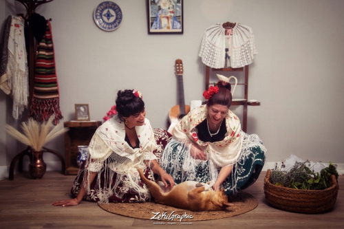 Perro vestido con complementos típicos de la huerta murciana, posando en sesión de fotos familiar del Bando de la Huerta.