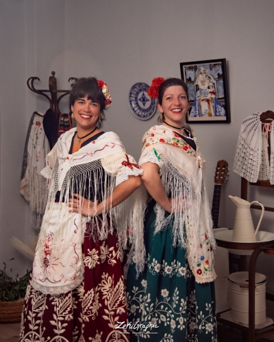 Mujeres vestidas con el traje tradicional de huertana de Murcia, con falda de colores vivos, delantal bordado y mantón, posando en sesión de fotos del Bando de la Huerta por las fiestas de primavera. Fotografo Murcia.