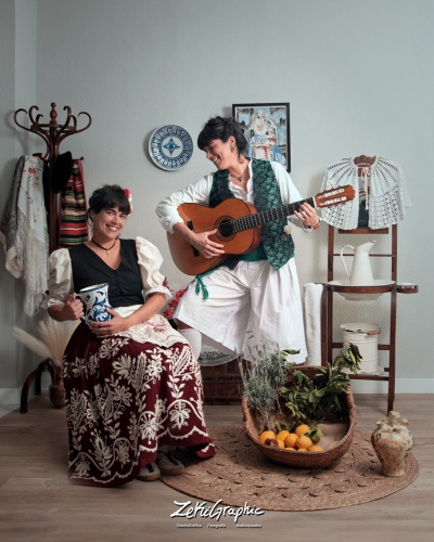 Pareja vestida con trajes tradicionales de huertano y huertana de Murcia, posando juntos en sesión de fotos del Bando de la Huerta.