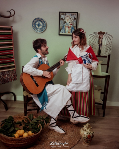 Fotografía de familia con trajes típicos de Murcia, capturando la tradición y el espíritu festivo del Bando de la Huerta en una sesion de fotos reportaje