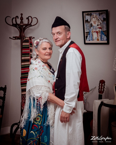 Pareja vestida con trajes tradicionales de huertano y huertana de Murcia, posando juntos en sesión de fotos del Bando de la Huerta.