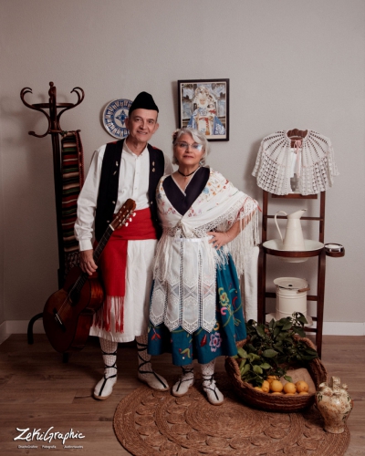 Pareja adulta vestida con trajes tradicionales de huertano y huertana de Murcia, posando juntos en sesión de fotos del Bando de la Huerta.