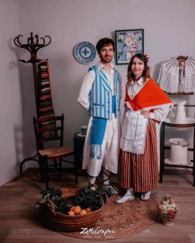 Pareja joven vestida con trajes tradicionales de huertano y huertana de Murcia, posando juntos en sesión de fotos del Bando de la Huerta