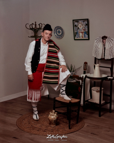 Hombre vestido con el traje tradicional de huertano de Murcia, con zaragüelles, faja y camisa blanca, posando en sesión de fotos reportaje temática del Bando de la Huerta.